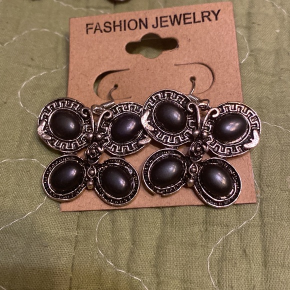 Butterfly earrings your choice of color. - Picture 4 of 4